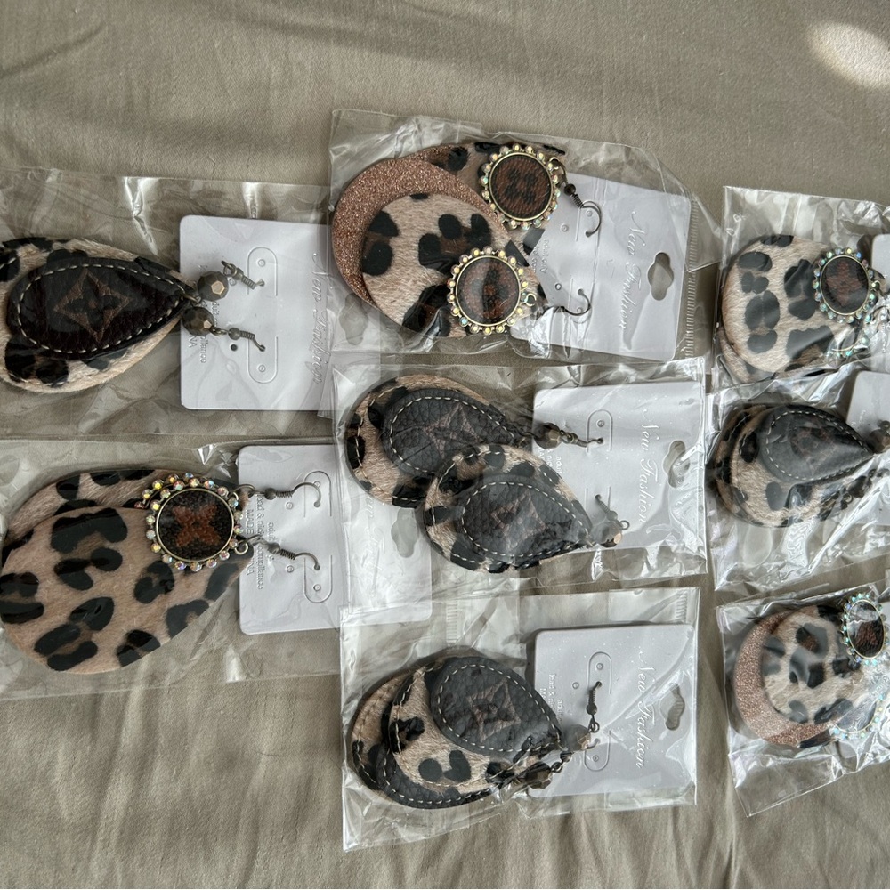 8 pairs of ladies earrings …..